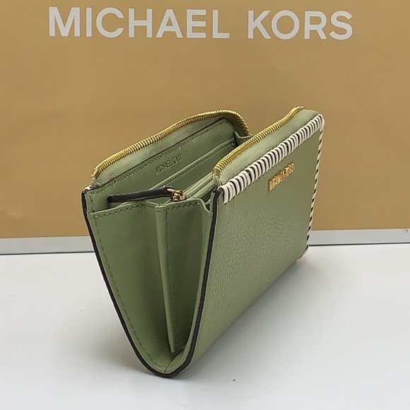 MICHAEL KORS JET SET TRAVEL LARGE THREE QUARTER ZIP WALLET LIGHT SAGE MULTI - Picture 10 of 16